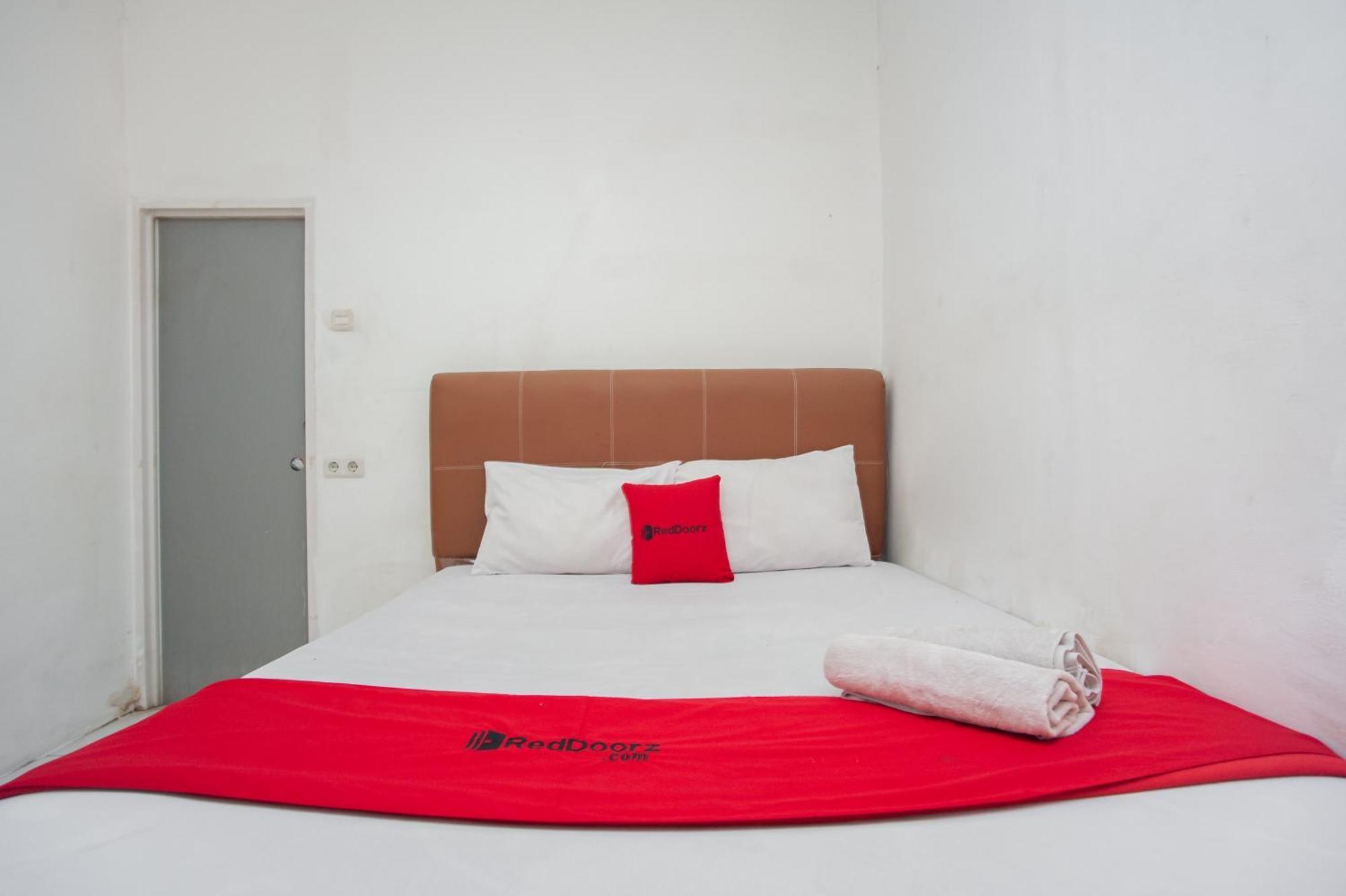 Hotel Reddoorz Near Jalan Jenderal Sudirman Palembang Zewnętrze zdjęcie